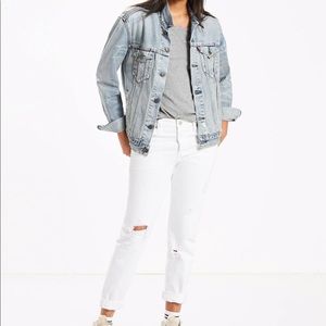 White tapered leg Levi’s 501